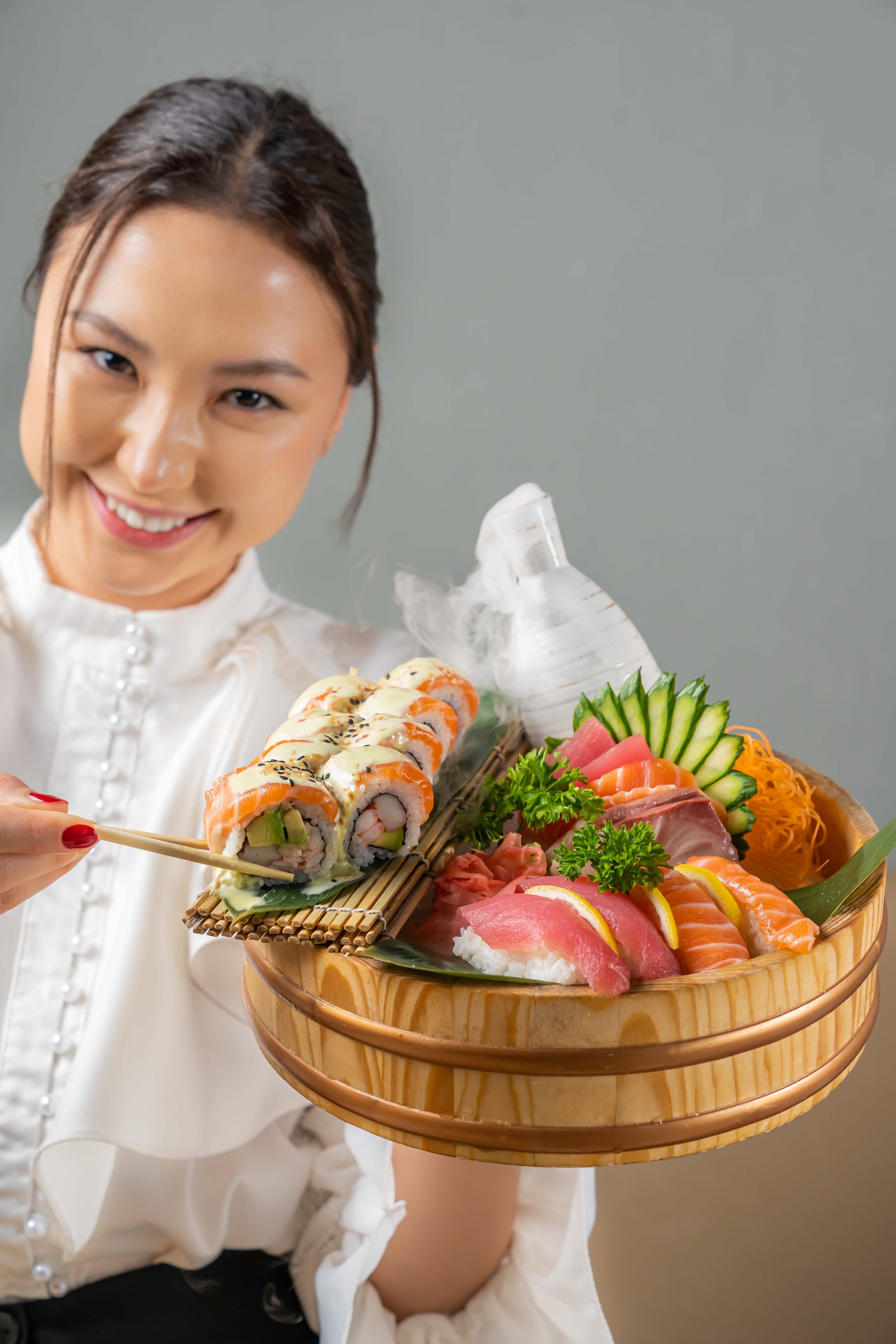 A Yee Hwa server presenting a sushi platter